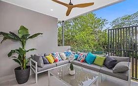 Park Avenue Luxe Chic Townhouse Sleeps 9, Carpark